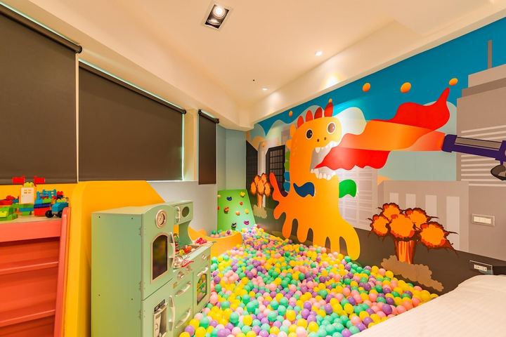 羅東閣樂親子旅宿：市區合法旅館，溜滑梯和球池親子房，評價穩定