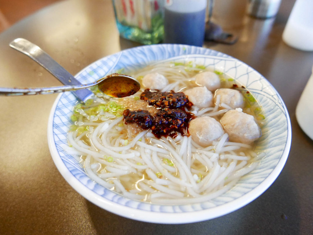 加了辣椒的魚丸米粉