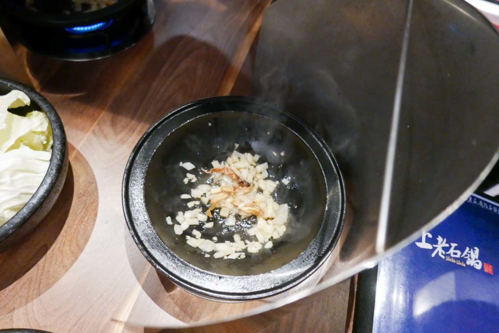 先放料爆香